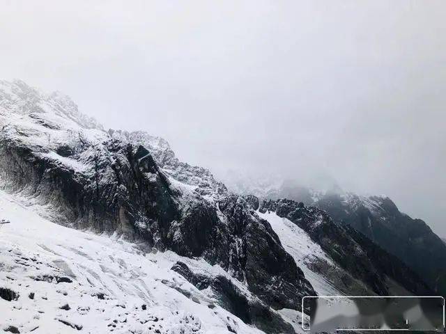 八月飞雪太突然!丽江玉龙雪山,德钦白马雪山下雪了