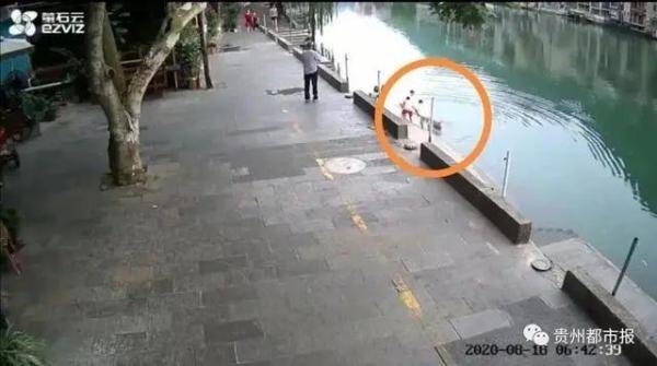 环卫工|女子感情失意跳入河中，环卫工大姐挥了挥扫帚将她救上岸