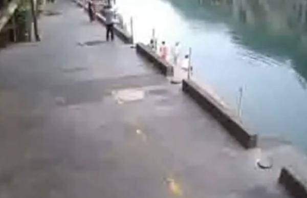 环卫工|女子感情失意跳入河中，环卫工大姐挥了挥扫帚将她救上岸