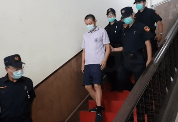 男子吸毒|吸毒成保护符?男子37刀弑母后无罪释放