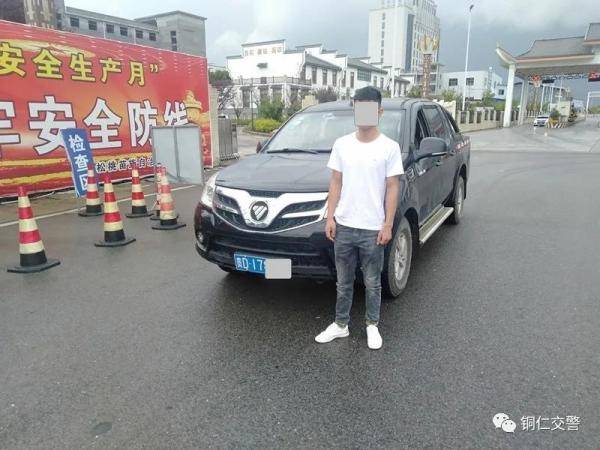 松桃|贵州松桃：男子无证驾车遇查换人 不配合执法被行拘