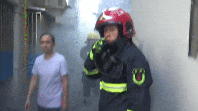 油锅着火视频 41da126bd25544d793ed25642308e7c6.gif