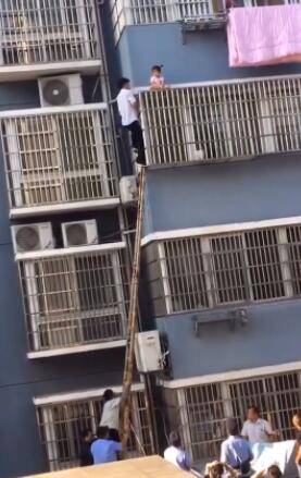 刘培|幼儿跌落四楼防晒棚，物业经理爬窗救人