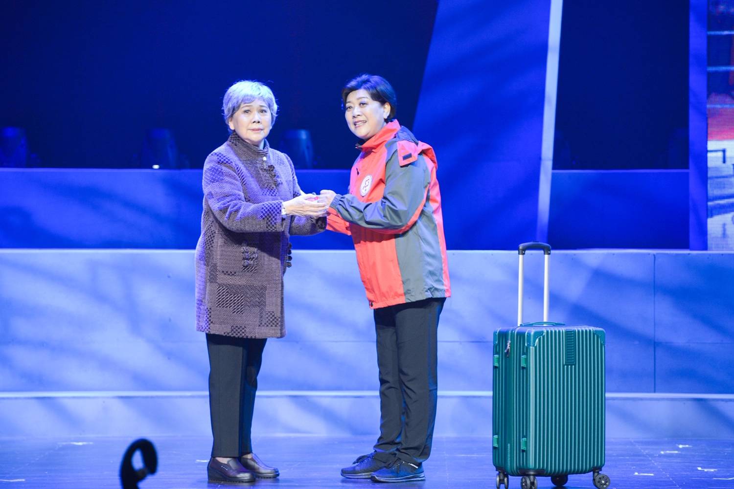 沪剧|首部抗疫题材沪剧《玉兰花开》试演：防护服与口罩都还原了