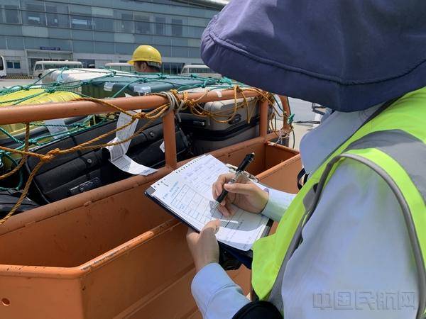 监装|看！机坪上乘风破“热浪”的小姐姐们