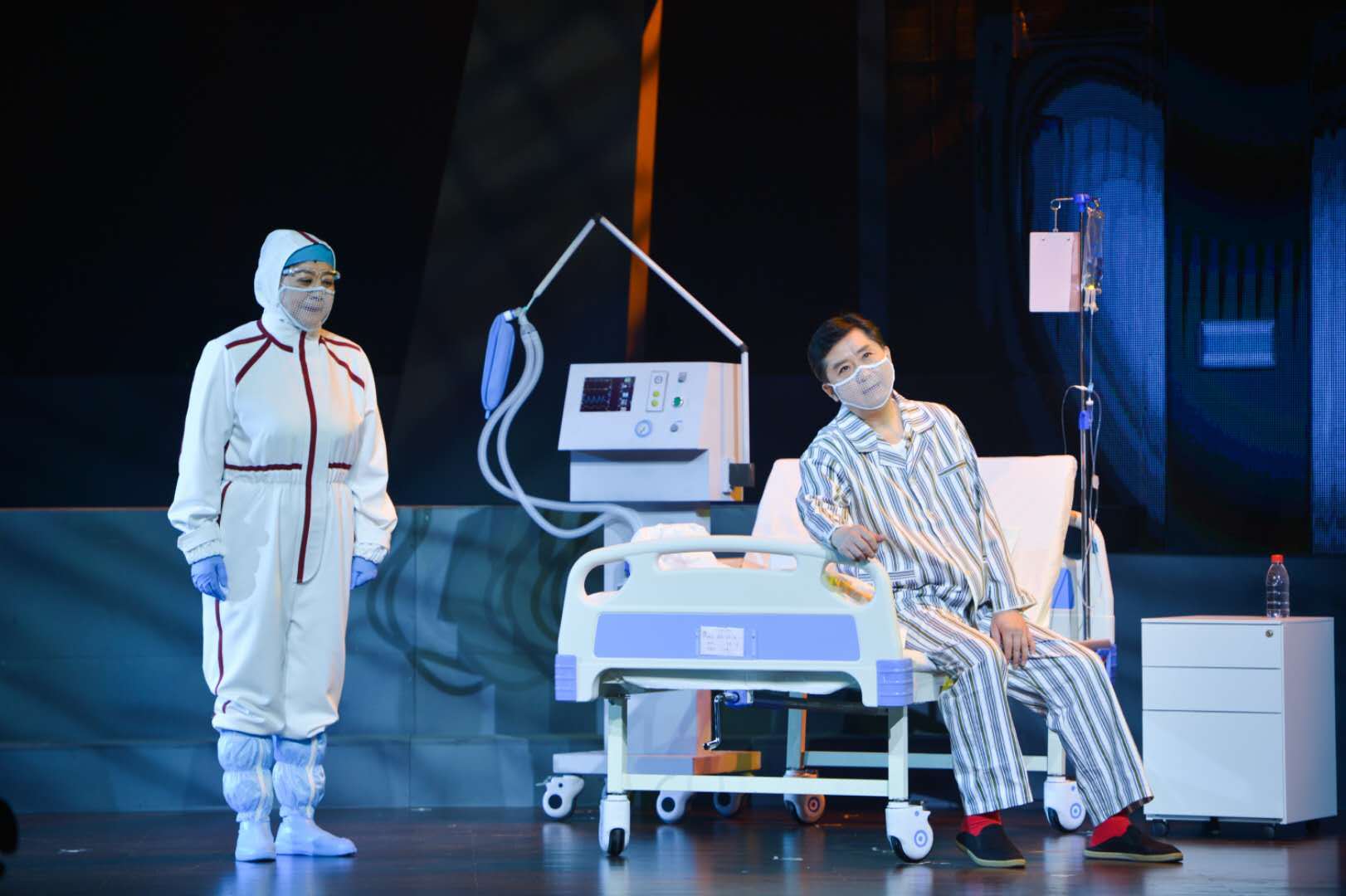 沪剧|首部抗疫题材沪剧《玉兰花开》试演：防护服与口罩都还原了