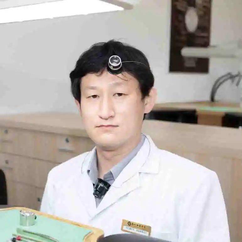 ��һ�¶����� | �߽�ʢʱ�ӱ�ά��ʦ���ں���Ƶ��