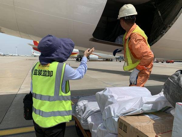 监装|看！机坪上乘风破“热浪”的小姐姐们