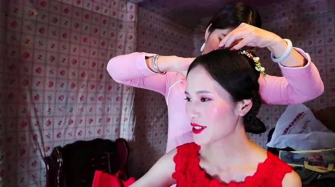 贵州农村姑娘出嫁正在梳妆打扮脸上涂了好多粉啊