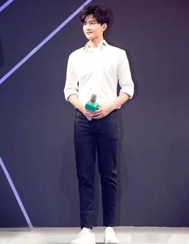 男明星青睐白衬衫今夏要怎么穿搭呢