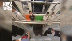 争执|吃相难看！上海地铁连发殴打事件，两个保安竟打到地上去了…