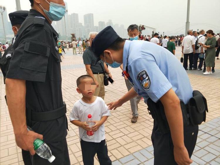 看洪水竟把孩子“看”丢了，渝中警方一天捡三娃