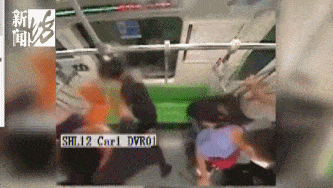 争执|吃相难看！上海地铁连发殴打事件，两个保安竟打到地上去了…