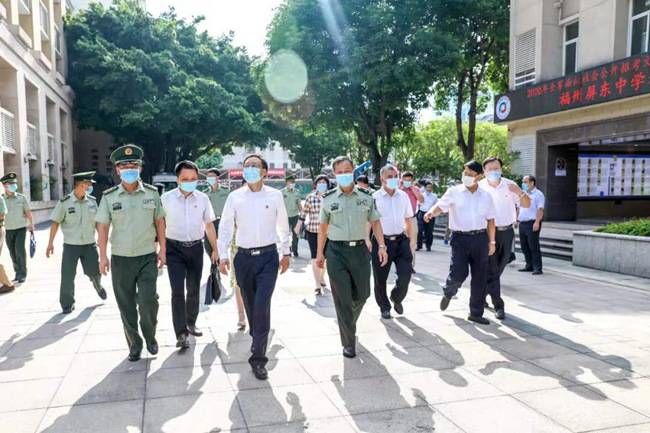 21日,福建省副省长崔永辉,福建省军区副政委姚火照等军地领导到福州