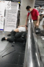 争执|吃相难看！上海地铁连发殴打事件，两个保安竟打到地上去了…