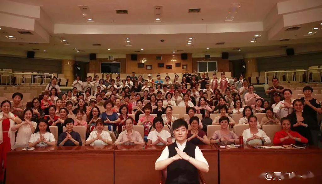 养生|38岁拿下彭于晏，6分长相却凭素颜艳压全场：懂的人知道，人家年轻的秘密都在这……