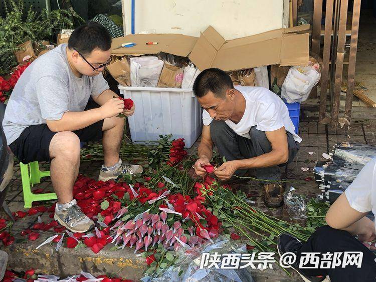 毕女士|七夕前夕红玫瑰稳居“C”位 西安鲜花、酒店市场生意火爆