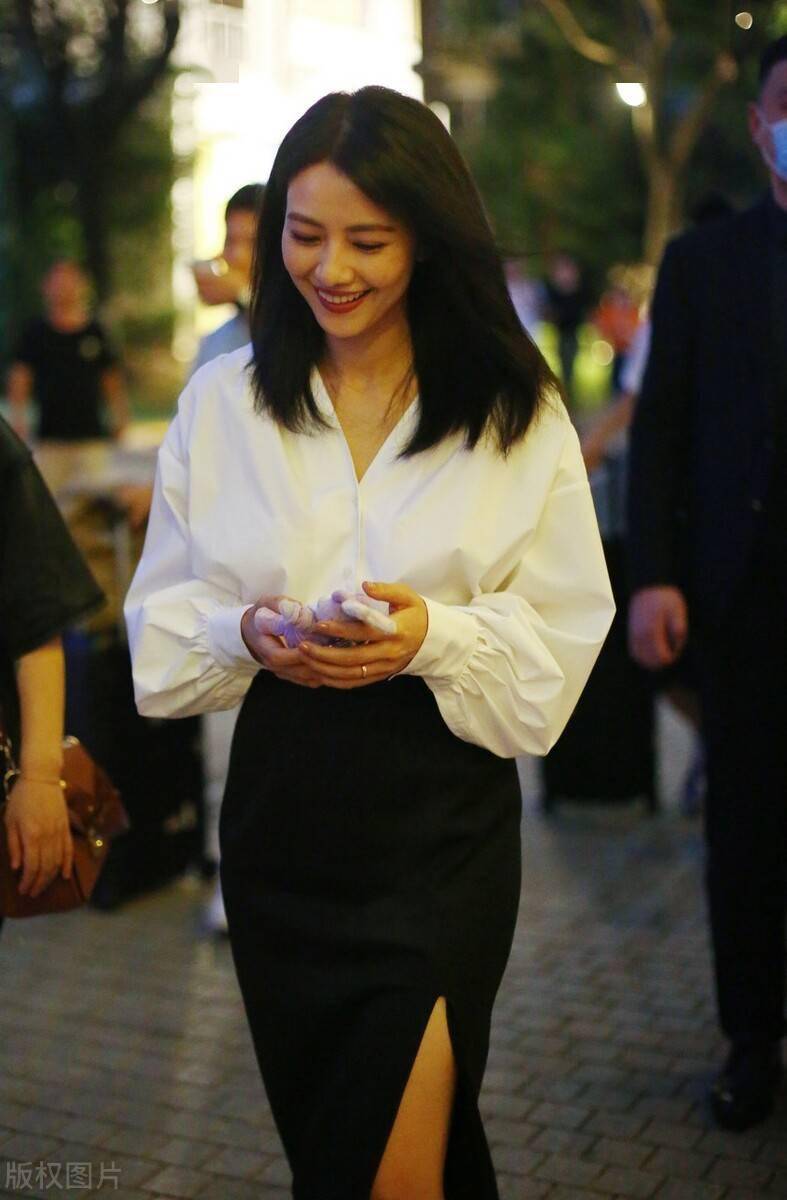 高圆圆笑起来依旧是那么甜!黑白简约穿搭尽显温柔淑女