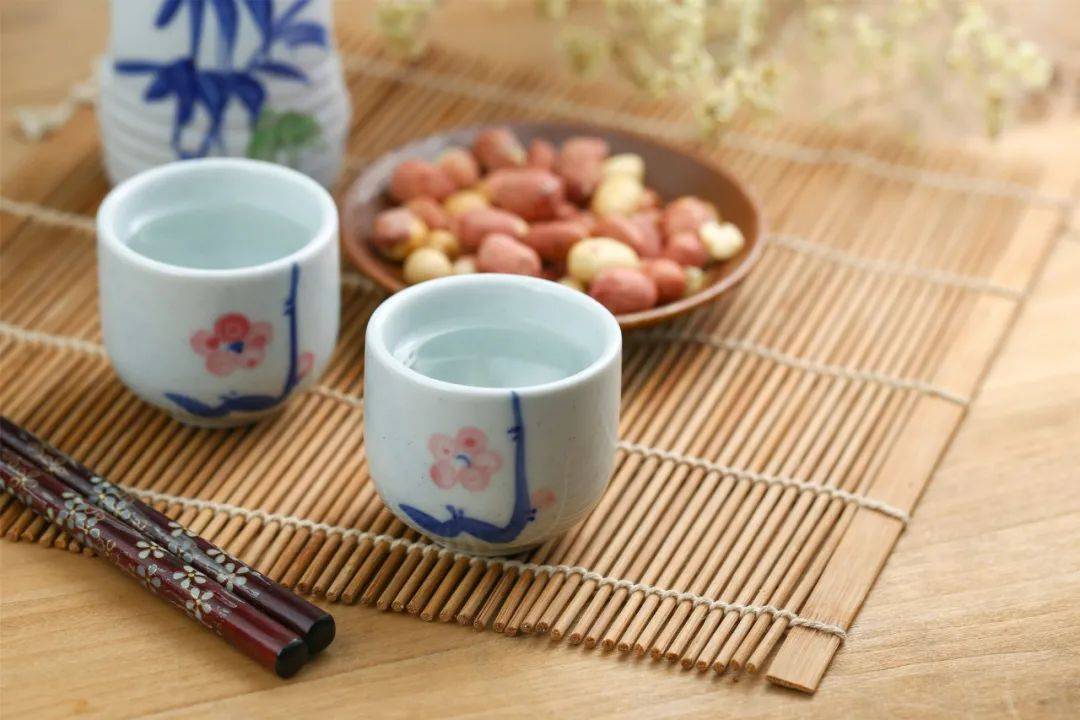 酒桌上|银行新员工不喝领导敬酒被打耳光：“酒桌文化”害了多少人