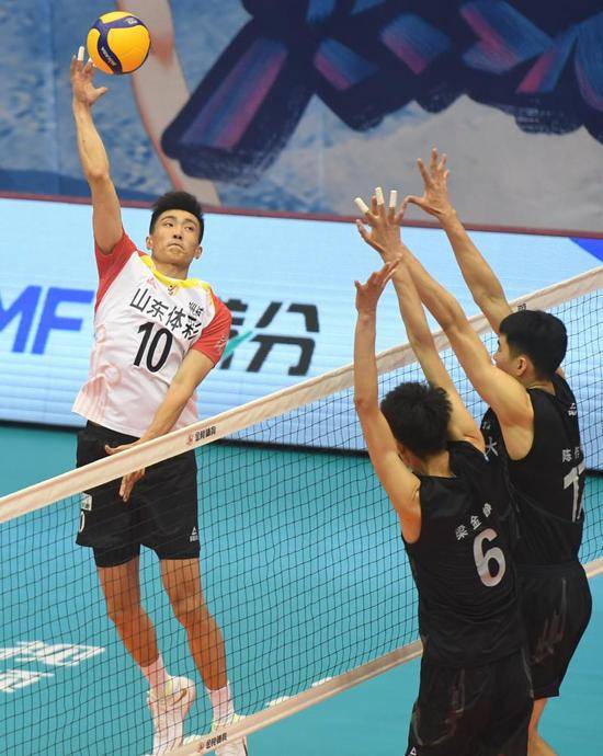 山东男排主攻季道帅(左)