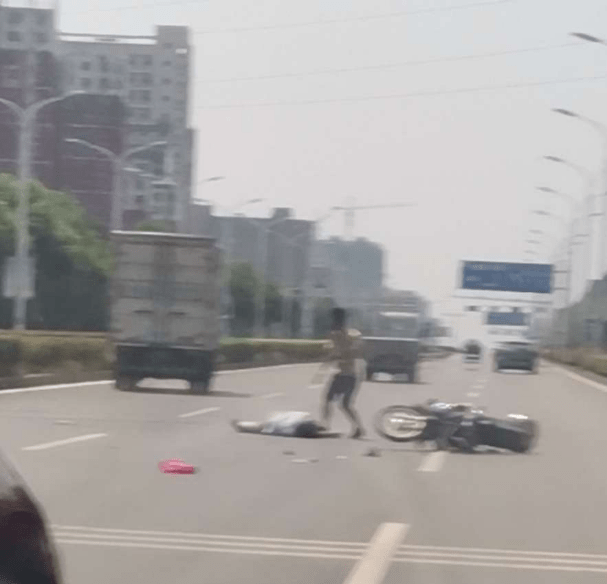 交通事故高发的季节 镇江新区大港通港路发生一起车祸,一人倒地不起