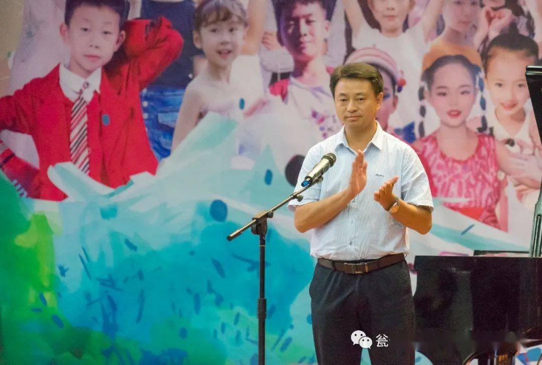 瓮安县委常委,宣传部部长夏吉友宣布音乐会开幕