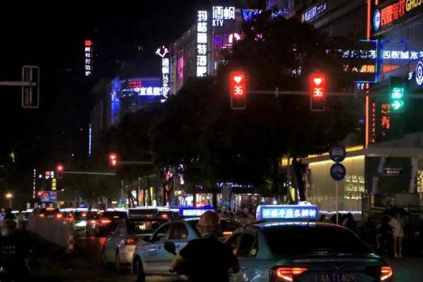 长沙|连等个“红灯”都是爱你的形状!网友:这波表白甜到我了