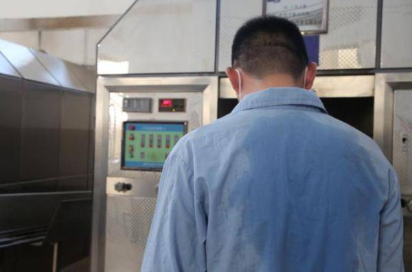 小伙|10年，海宁85后小伙的工作：50°C高温，不能装空调，真相无人不敬佩