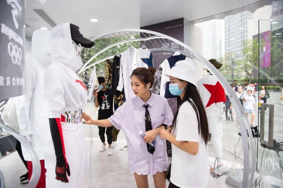 魔都|「安踏星空间」快闪店亮相上海港汇恒隆广场,魔都潮人们速去GET时髦穿衣经!