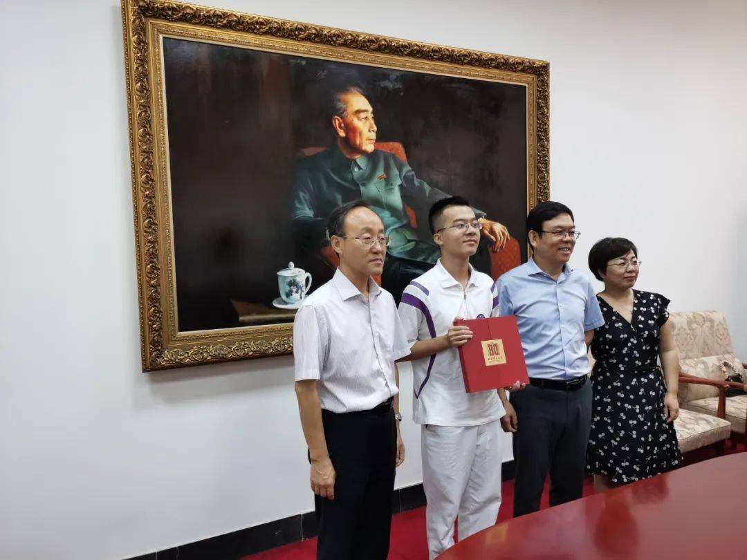 通知书|为新生送去录取通知书这所985高校教授“变身”快递员