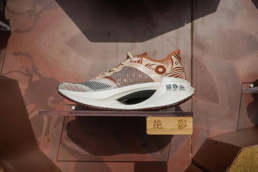 李宁|李宁品牌这次在敦煌砸钱办秀，你听到响了嘛？