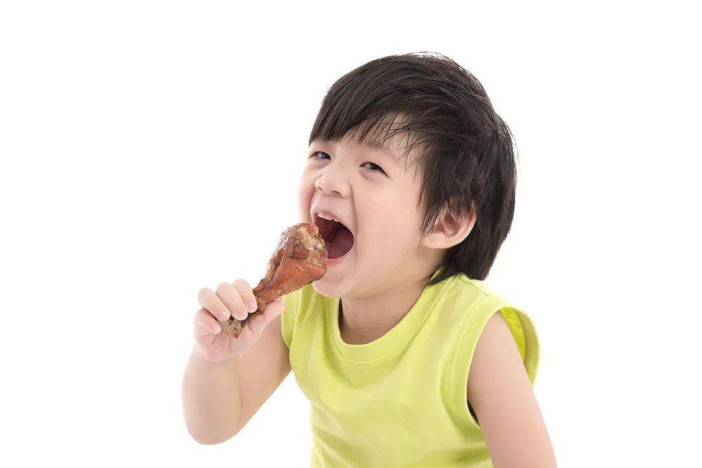 母乳|从辅食补充铁、维生素D！纯母乳宝宝较瘦小？4个月后