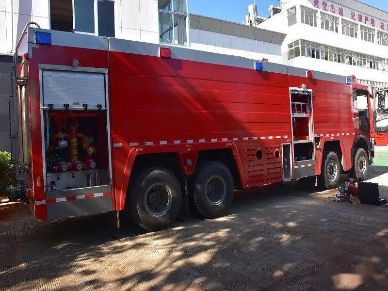 弥勒市消防救援大队喜添两位"新战友"_消防车
