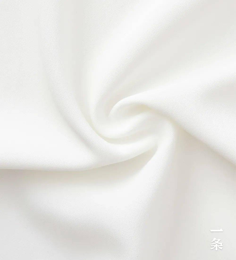 气色|自带“柔光灯”效果的衬衫，提亮气色，显瘦显脸小