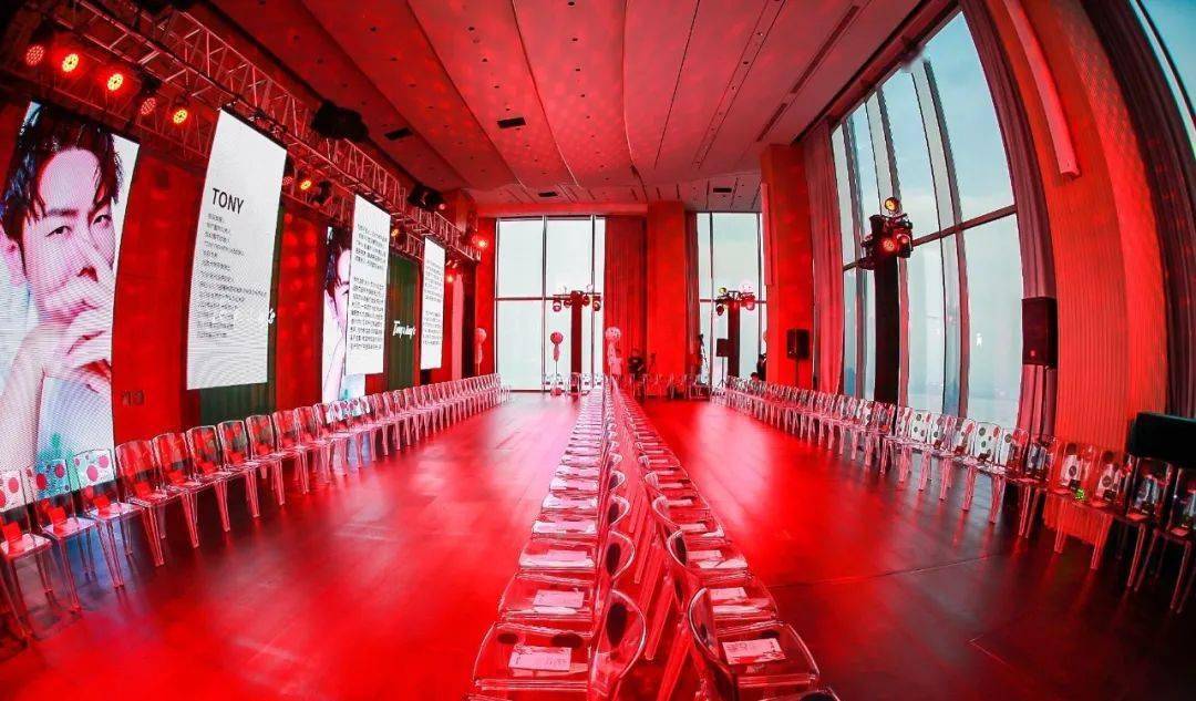 鹏城|深圳四十周年Tony&tony’s上演350m高空走秀引爆鹏城，54岁李若彤惊喜亮相造潮流同款