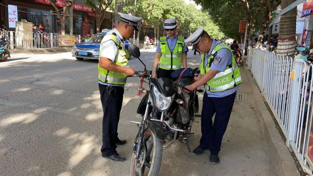 甘谷交警严查摩托车,电动车乱停乱放,马路市场,占道经营等违法行为.