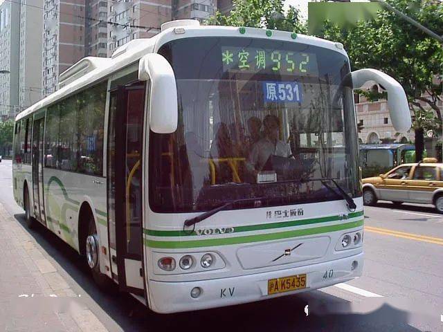 2003年行驶在天目东路上的952路空调公共汽车 申沃volvo牌swb6120khv2