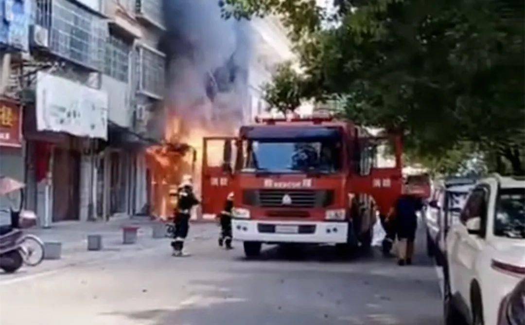 救护车马警察消防猜成语_救护车卡通图片(3)