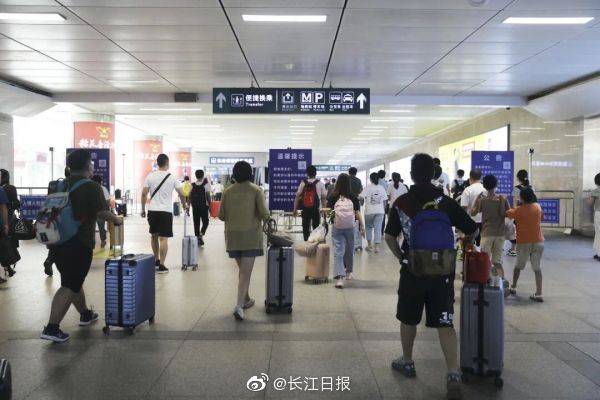 引导|汉口火车站新增学生购票窗口、增加人员引导