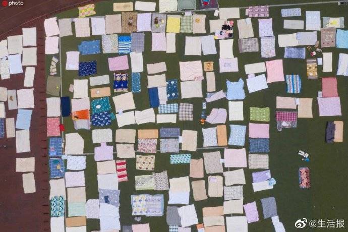 被子|开学大片！学生返校被子晒满足球场