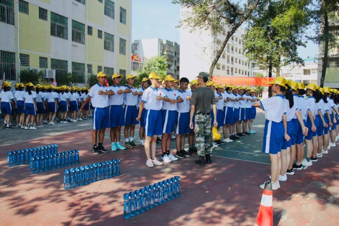 国防班  8月30日上午, 广州大学附属中学英德实验学校举行 各班方队