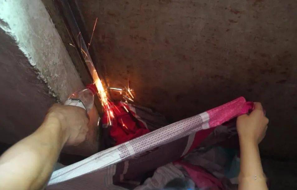 熊孩子|熊孩子又被“卡”了！消防叔叔简直操碎了心…