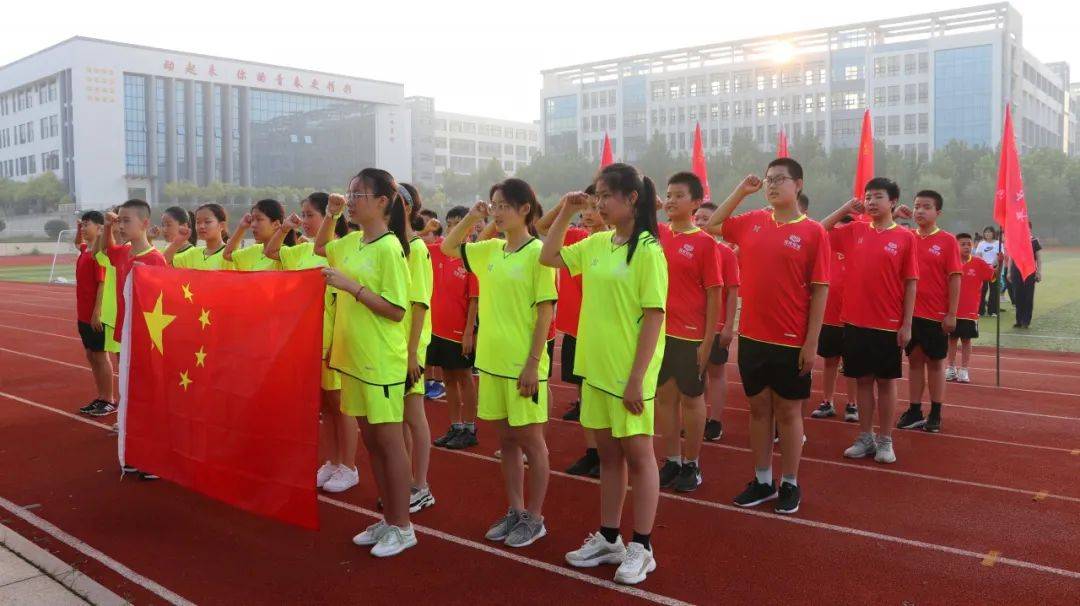 【未成年人思想道德建设】岚山区玉泉实验中学举行暑期自主晨练授旗