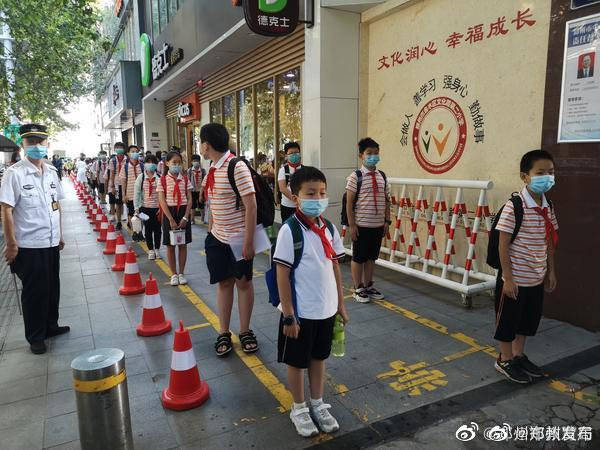 中小学|郑州中小学开学第一天 疫情防控不放松