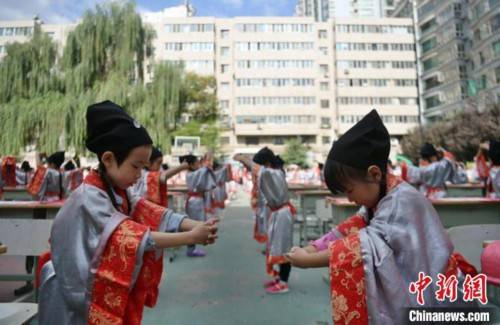 王颖|兰州小学生正衣冠写“人”字“破蒙”启智开启学生时代