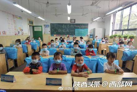 小娃|开学喽！小学生“大娃带小娃”步入校园 有家长红了眼眶
