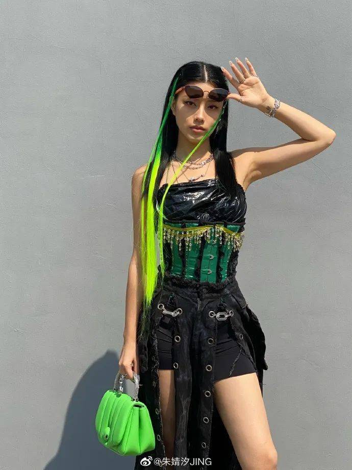 舞台|红人馆 | 出场费8000自掏一万做舞台,是AI女孩朱婧汐