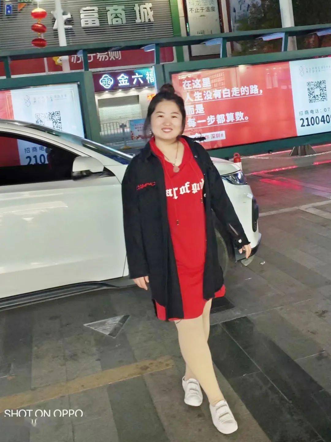 她是个东北女孩,性格很开朗,豪爽.