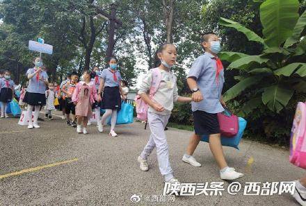 小娃|开学喽！小学生“大娃带小娃”步入校园 有家长红了眼眶