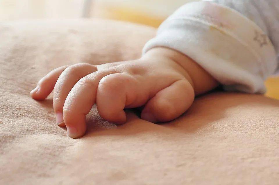 白点|孩子指甲上的月牙、白点、竖纹、分层、咬指甲......是有大病的征兆？